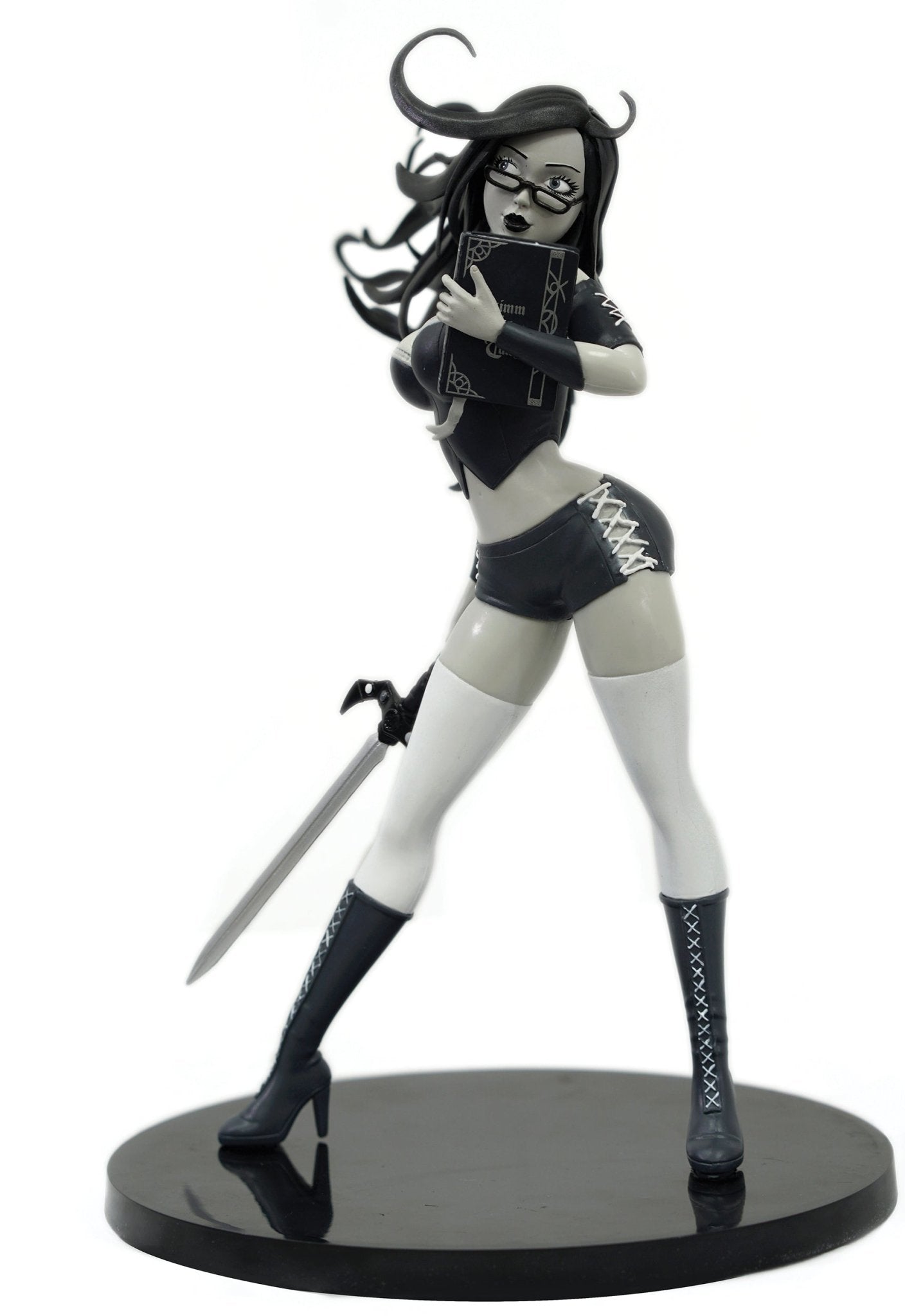 Black & White Sela Statue - Limited to 250 - SELASTATUE-BW - Zenescope Entertainment Inc